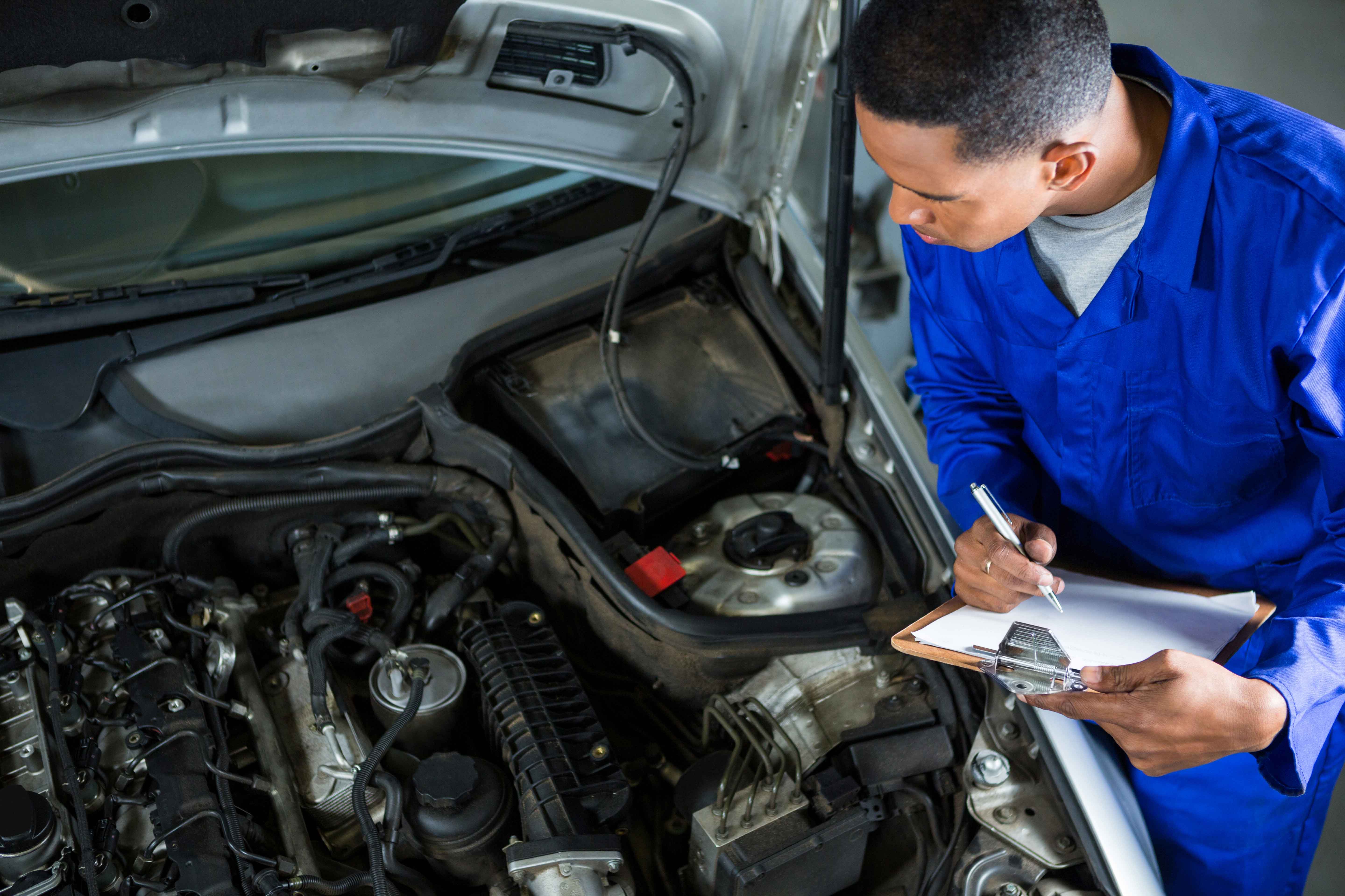 mechanic-preparing-check-list_Automobile.lk